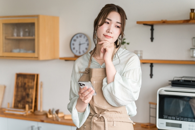 スマホで家事代行サービスの口コミを確認する主婦