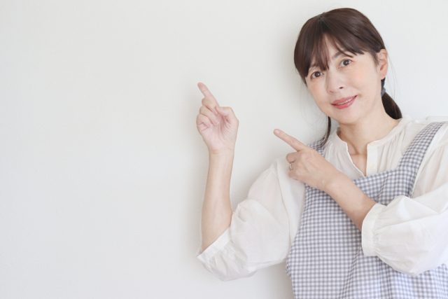家事代行サービスについて案内する女性