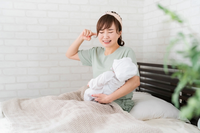 夜泣きする赤ちゃんに向き合う母親