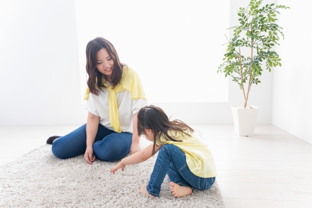 子どもと向き合う母親