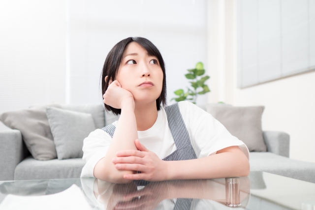 家事の合間に休憩する女性