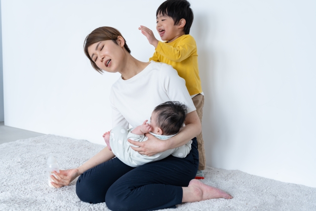 子育てに疲れた母親と子ども